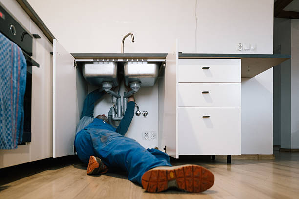 Professional Emergency Plumber technician working in Cos Cob, CT